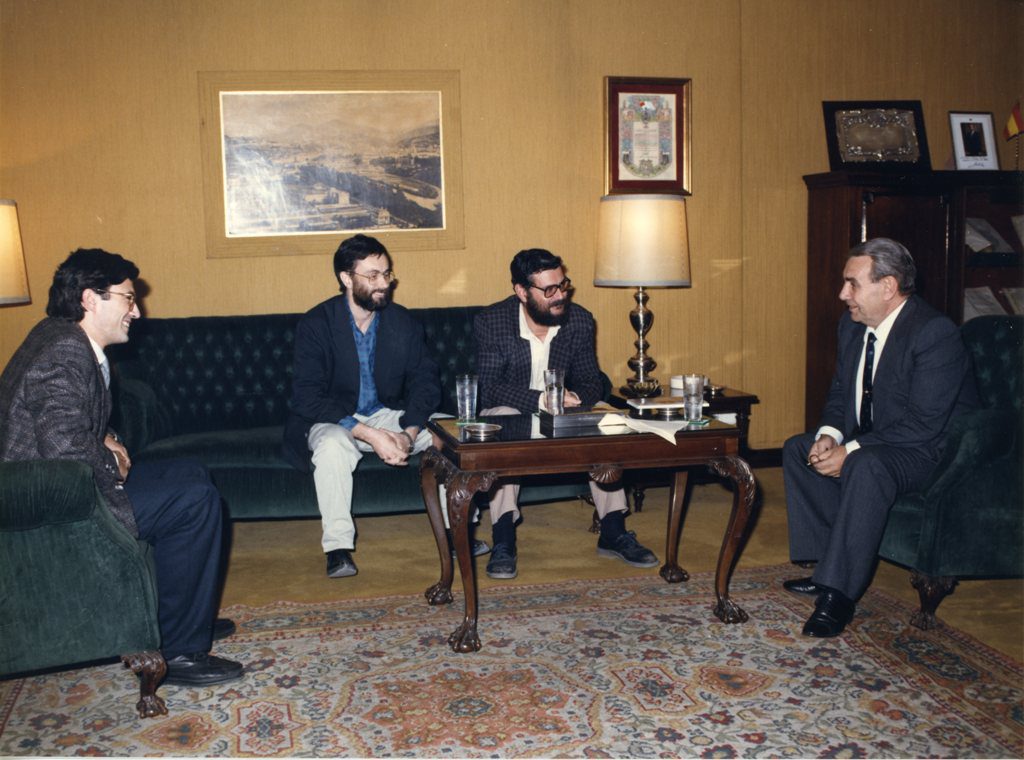 De izquierda a derecha: Jesús Pérez, gerente del COAATBI, Joaquín Cárcamo, editor de la publicación, Luis Armada, Presidente del COAATBI y D. José Luis Robles, alcalde de Bilbao.