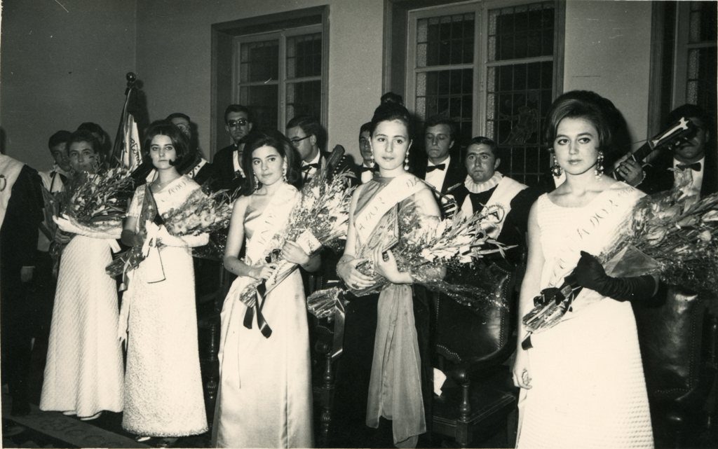 La Reina y sus damas de honor.