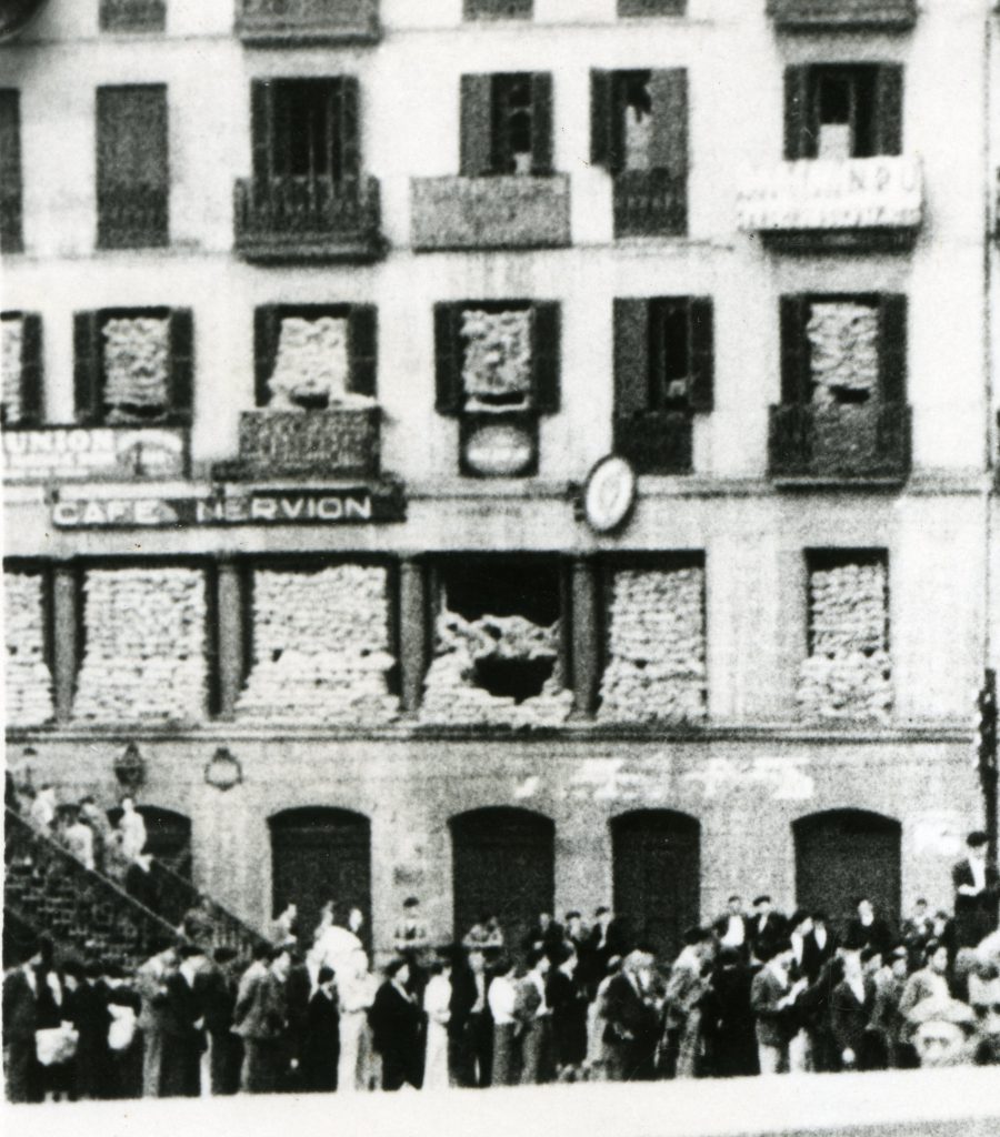 La fachada a la calle Ripa del Café Nervión de Bilbao, tras la caída de la Villa en junio de 1937 (foto colección J. Cárcamo)