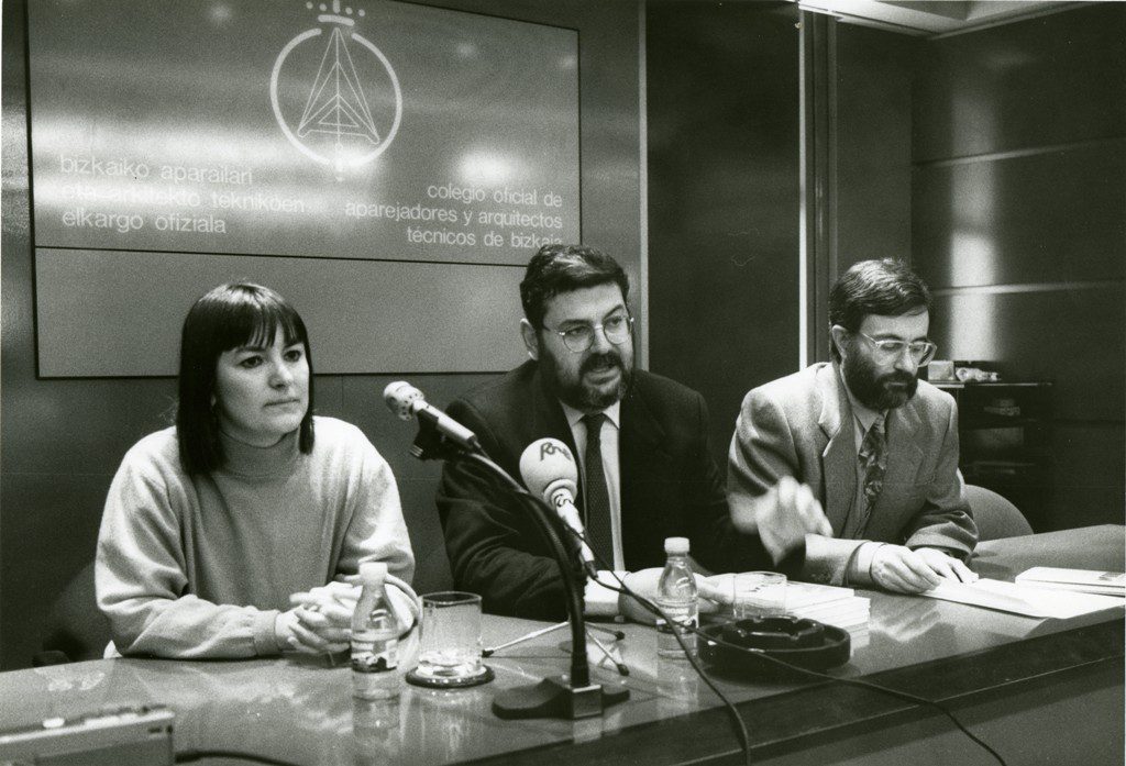 Dª Nieves Basurto, autora de la introducción, Luis Armada, presidente del COAATBI y Joaquín Cárcamo, editor de la publicación en la presentación a la prensa en el Colegio del acto a celebrar en la Cámara de Comercio.