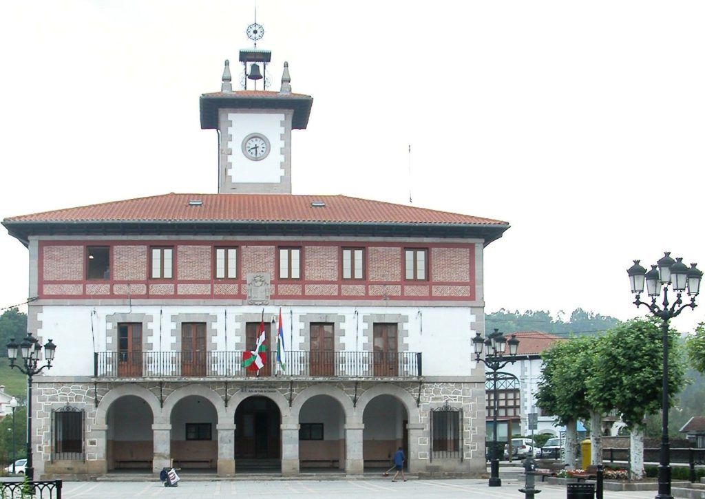 Casa consistorial de Karrantza. Fachada principal.